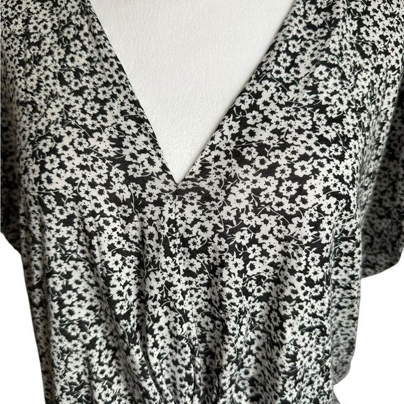 Lucky Brand Floral Front Twist Top Size L - Picture 6 of 17